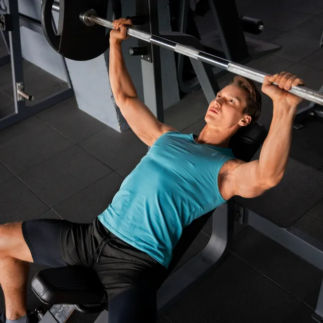 5 самых распространенных ошибок в жиме лежа со штангой и как их исправить