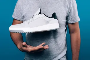 Как правильно носить кроссовки в повседневных образах