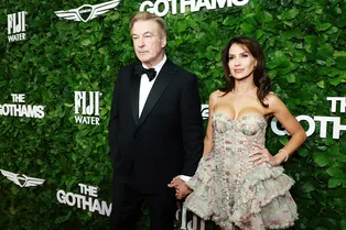 Затмила мужа: жена и мать семерых детей Алека Болдуина поразила всех своим провокационным нарядом Затмила мужа: жена и мать семерых детей Алека Болдуина поразила всех своим провокационным нарядом