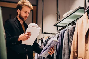 Ресейл набирает обороты: почему люди массово скупают подержанную одежду