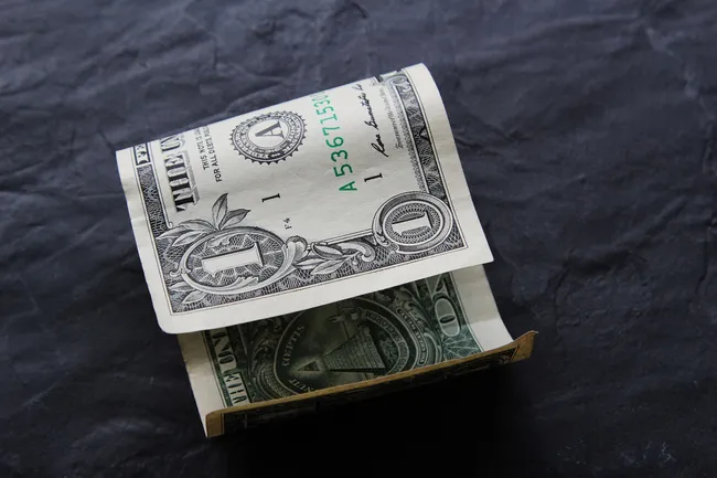 Доллар не сдается: как Америка поддерживает свою валюту