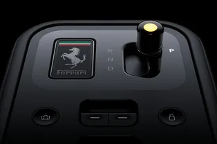 Стильные наушники от Яндекс Фабрики, романтика Сбера и Ferrari от Джонни Айва