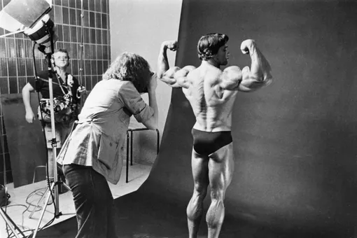 Знаменитый фотограф Энни Лейбовиц делает фотосессию c Арнольдом Шварценеггером для конкурса «Мистер Олимпия» в 1975 году, кадр из документального фильма «Качая железо» (1977)