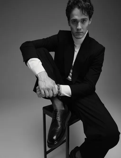 Пиджак и брюки, BAON; джемпер с горлом, BOGGI MILANO; носки, FALKE; броги, DOUCAL’S; браслет, GREGORY LEPS JEWELRY