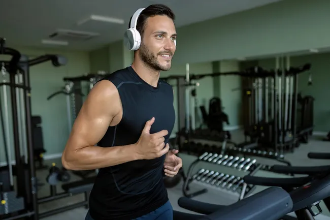 Какой показатель VO2 max должен быть у мужчины в 20, 30, 40, 50, 60 и 70 лет: как его рассчитать и улучшить?