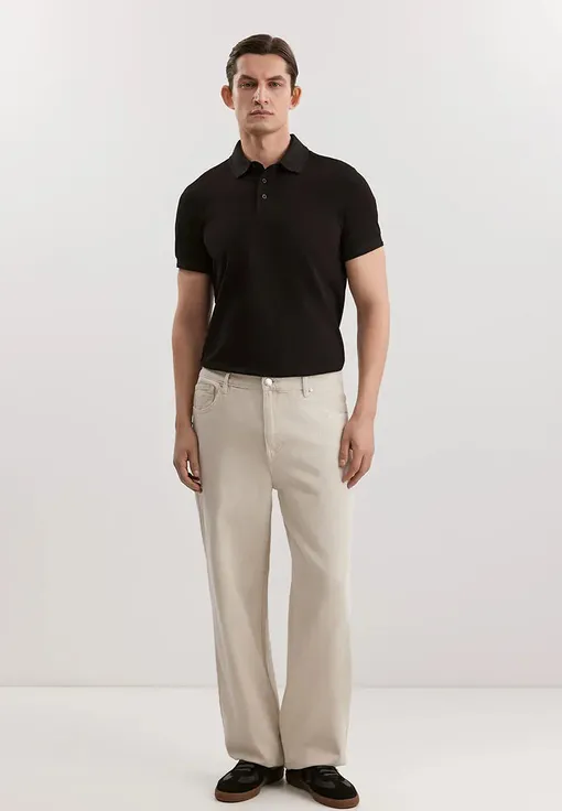 Широкие джинсы и приталенный верх подойдут мужчинам спортивного телосложения