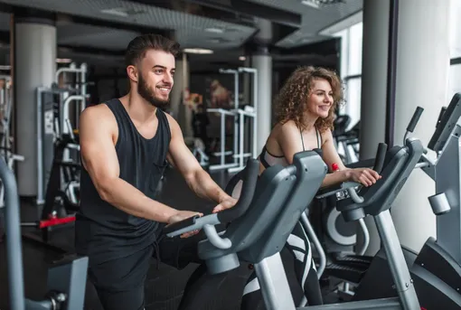 Мужчина и женщина занимаются в спортзале