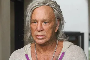 Стал отшельником и изменился до неузнаваемости: внешний вид Микки Рурка удивил поклонников