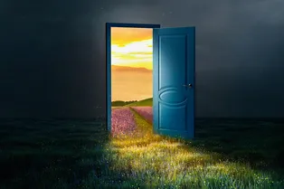 Как зумеры перестали выходить на улицу и почему молодым людям советуют «потрогать траву»?