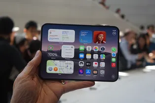 Дорогой, хрупкий, сырой, но все равно — хит: продажи iPhone Duo бьют все рекорды Дорогой, хрупкий, сырой, но все равно — хит: продажи iPhone Duo бьют все рекорды