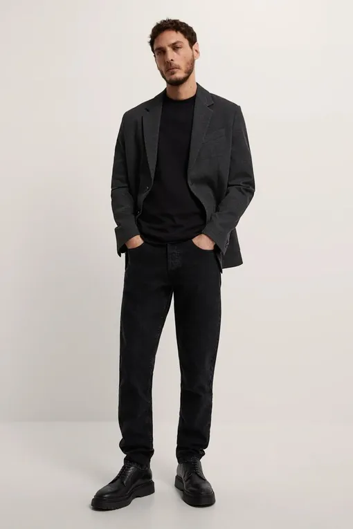 Черные джинсы и пиджак