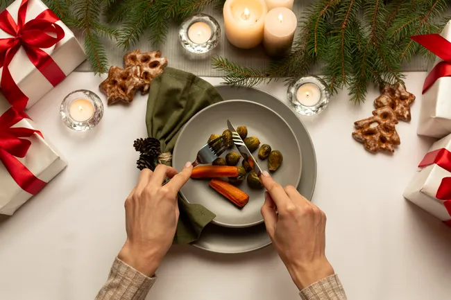 Как не набрать лишний вес в праздники: 9 работающих лайфхаков для Нового года