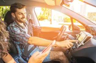 Что опасно оставлять в авто летом: проверьте, все ли нужное вы забираете из машины