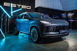 Премьера кроссовера ESTEO, «История игрушек» от Porsche, новая гимбл-камера Insta360: технодайджест MT