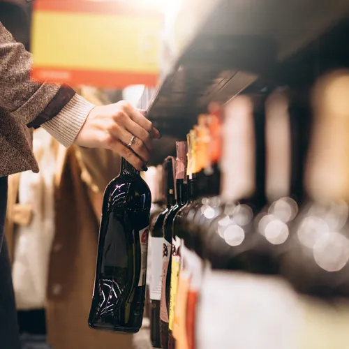 В Вологодской области закрылись все 610 алкомаркетов: как работает сухой закон?