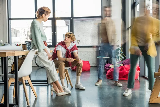 Новый тренд зумеров, спасающий интровертов: что такое «мягкое общение»