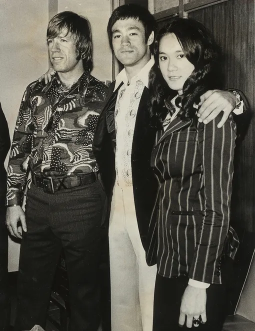 Чак Норрис, Брюс Ли и девушка Брюса актриса Нора Мяо в 1972 году Чак Норрис, Брюс Ли и девушка Брюса актриса Нора Мяо в 1972 году