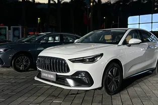 В Китае открыли продажи нового гибрида Geely: новинку можно купить по цене «Лады Гранты»