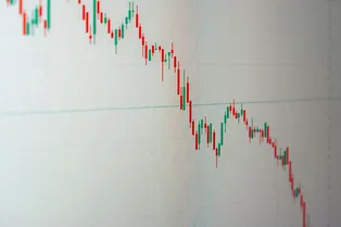 Доллар на дне: так низко американская валюта не падала четыре года