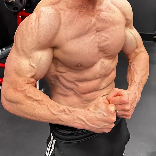 Как накачать 6 кубиков пресса за 22 дня: тренировка от Джеффа Кавальера