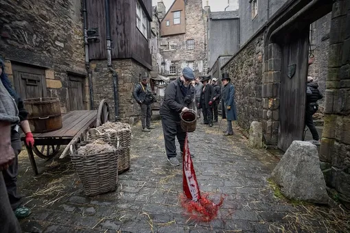 Гильермо дель Торо на съемках «Франкенштейна» (2025)