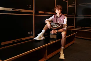 Как одевается лучший теннисист мира: стиль победителя Уимблдона Янника Синнера Как одевается лучший теннисист мира: стиль победителя Уимблдона Янника Синнера