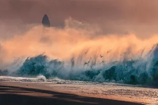 Тысячи россиян рискуют застрять на черноморском побережье: на курорты может обрушиться тропический ураган с моря