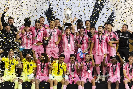 Игроки команды«Интер Майами» с Кубком MLS Игроки команды«Интер Майами» с Кубком MLS
