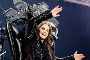 Оззи Осборн на троне, грандиозное хеви-метал-шоу и фанаты со всего мира: как прошло прощание с Black Sabbath