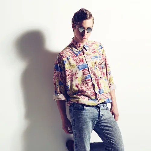 Носите классические джинсы, как это делали в 1990-х: разбираемся с актуальным трендом