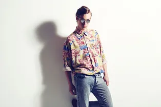 Носите классические джинсы, как это делали в 1990-х: разбираемся с актуальным трендом