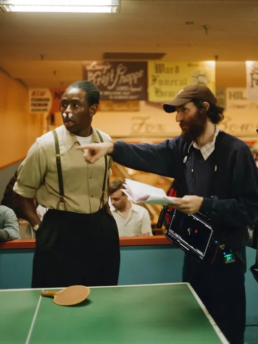 Tyler, the Creator и режиссер Джош Сэфди на съёмочной площадке фильма «Марти Великолепный»