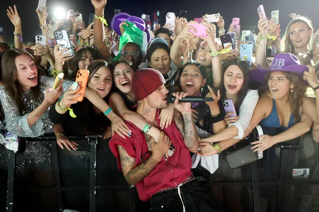 «Ленивое» выступление на Coachella, Билли Айлиш и груз старых травм: почему все снова без ума от Джастина Бибера