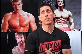 Джефф Кавальер оценил 6 звездных актеров из боевиков 90-х: кто круче?