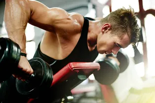 28 лучших упражнений с гантелями для настоящих мужчин