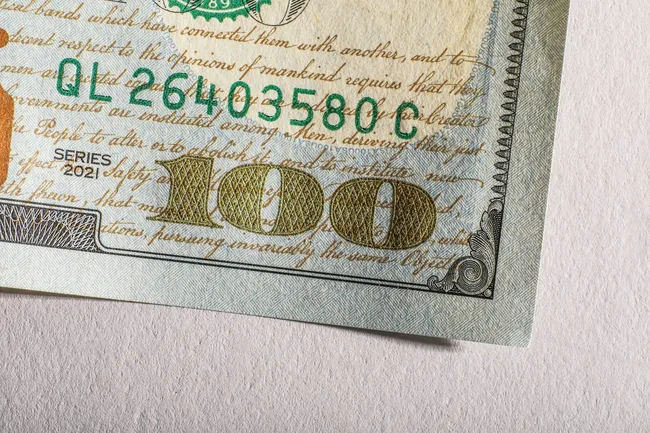 Рубль под давлением: курс доллара впервые за два месяца поднялся выше 81