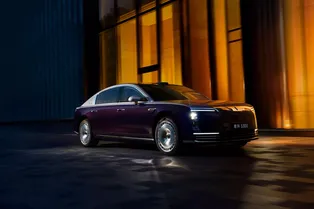 В Китае местный аналог «Майбаха» впервые обогнал по продажам весь немецкий премиум. Что это за удивительная машина?