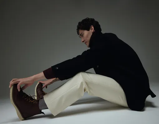 Овершот и свитер, BOGGI MILANO; брюки, WINDSOR.; носки, FALKE; ботинки, GEOX