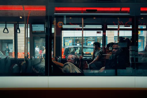 Россияне проводят в транспорте 19 дней в году. Как это влияет на производительность и настроениие? Россияне проводят в транспорте 19 дней в году. Как это влияет на производительность и настроениие?