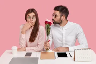 Зумеры устали от приложений для знакомств и ищут любовь в офисе: как меняется отношение к служебным романам?