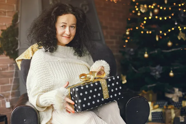 Новогодний подарок для мамы: какие классные презенты можно выбрать из всего многообразия