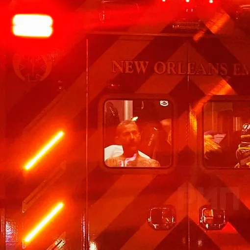 Шайя Лабаф в машине скорой помощи