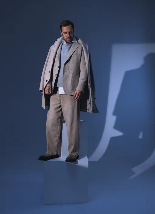 Пальто, пиджак и сорочка, BOGGI MILANO; джемпер и джинсы, MAAG; челси, DOUCAL’S