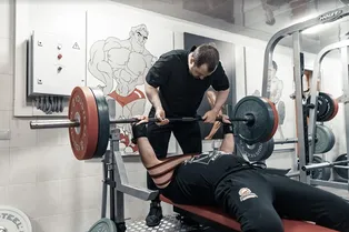 5 эффективных упражнений для прокачки рук и груди, которые улучшат результаты в жиме лежа