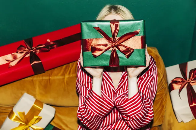 Букет из носков, розовый шуруповерт, пусковик для авто и еще 9 идей для подарков на 8 марта