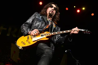 Гитарист и сооснователь группы Kiss Эйс Фрейли умер в возрасте 74 лет: каким его запомнит мир рок-н-ролла Гитарист и сооснователь группы Kiss Эйс Фрейли умер в возрасте 74 лет: каким его запомнит мир рок-н-ролла