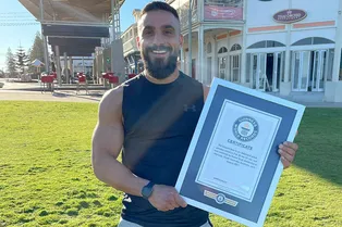 Мужчина с больной рукой отжался больше 3 тысяч раз за час и попал в Книгу рекордов Гиннесса