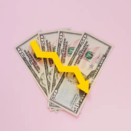 Доллар снова рухнул: что это значит для кошельков россиян?