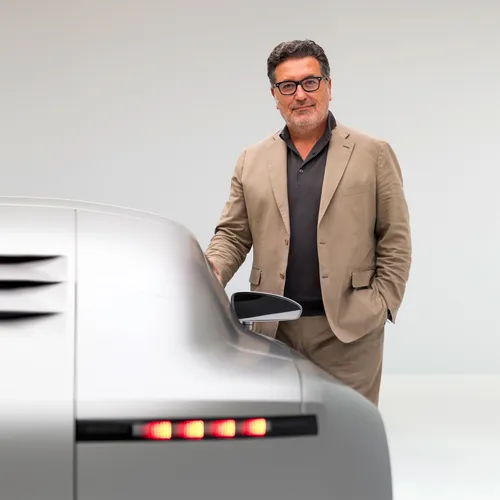 Главный дизайнер Audi выступил против засилья больших экранов