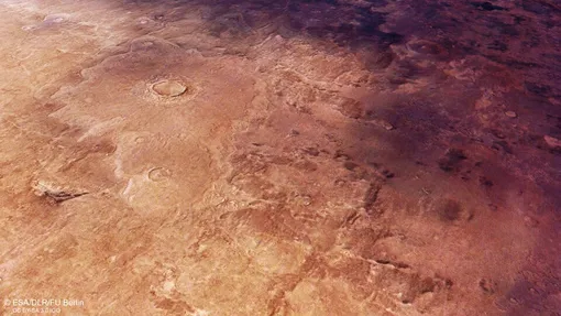 Участок равнины Утопия Планития на Марсе, покрытый темными вулканическими отложениями, медленно расширяется по поверхности Красной планеты